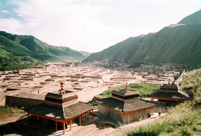 夏河拉卜楞寺僧舍与红墙金顶